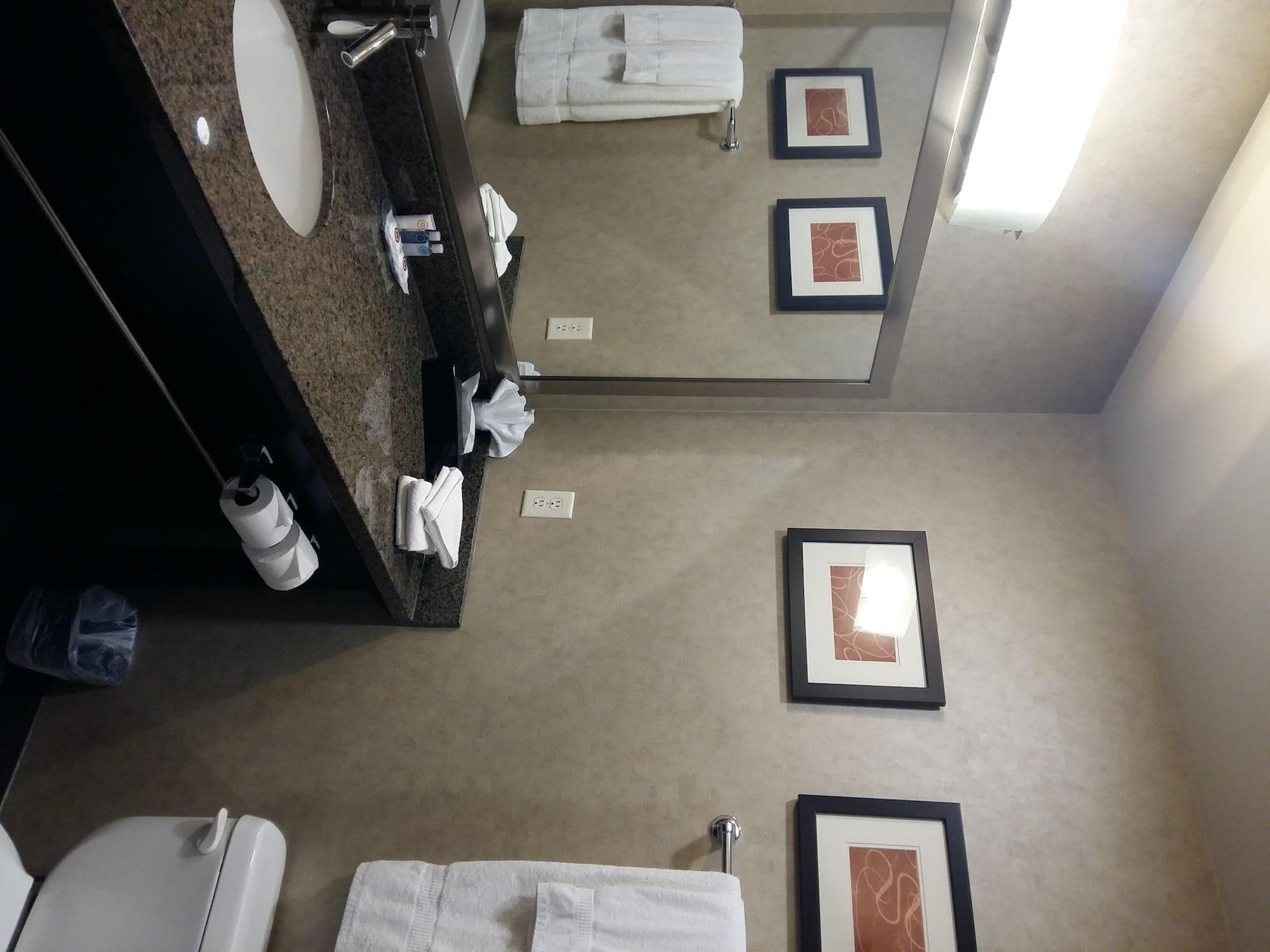 Comfort Suites Келоуна Екстериор снимка
