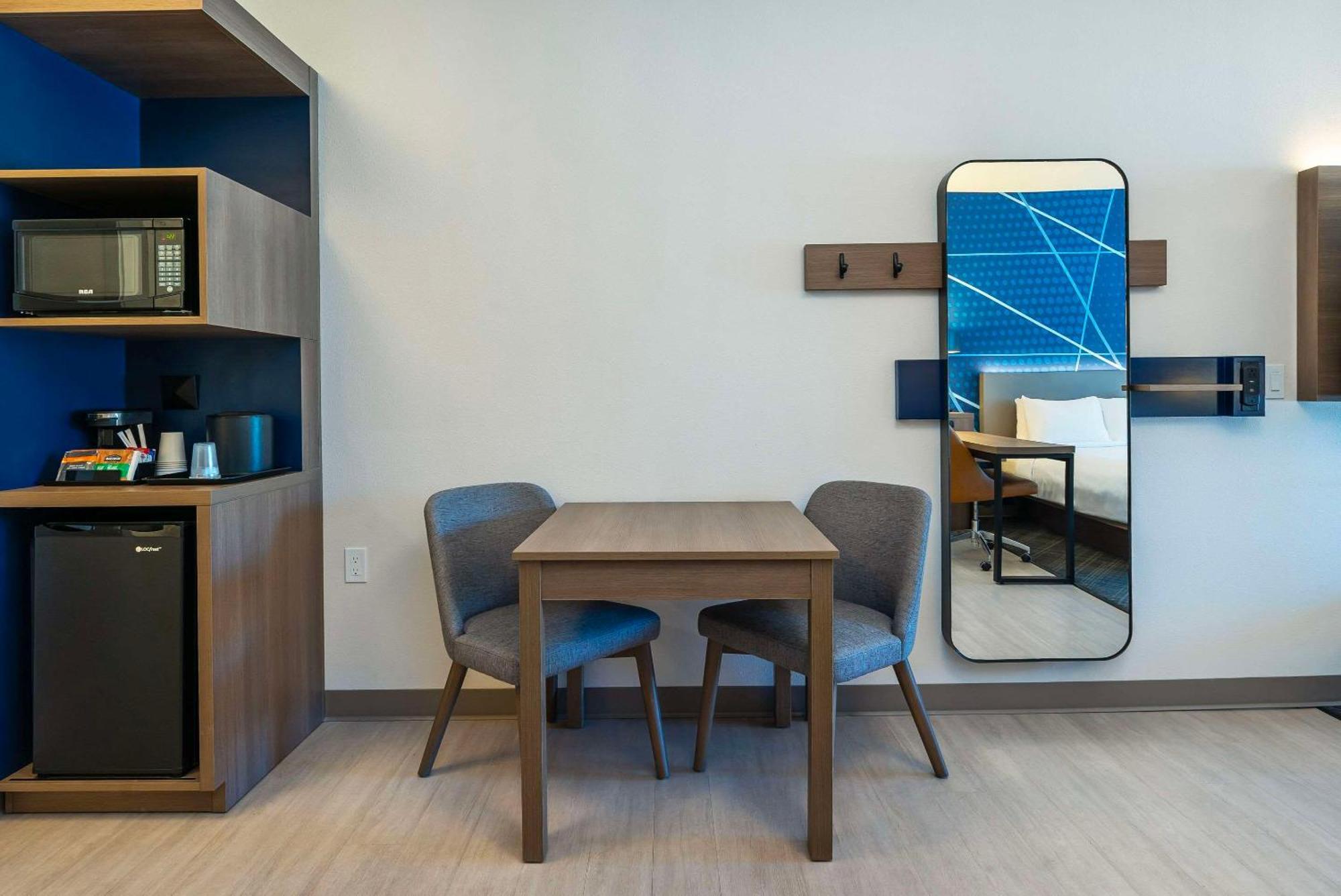 Comfort Suites Келоуна Екстериор снимка
