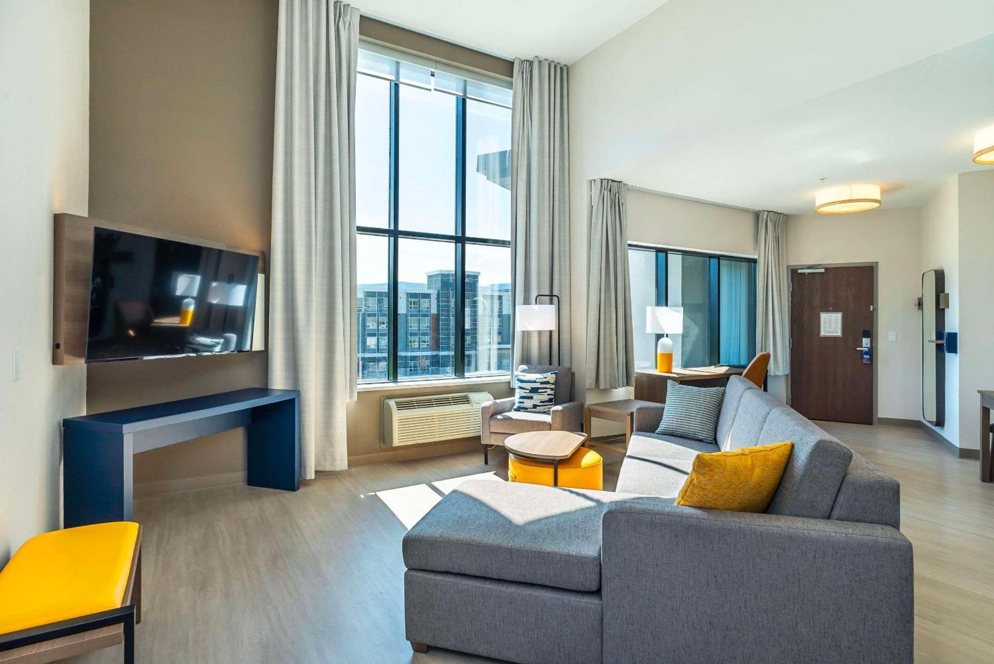 Comfort Suites Келоуна Екстериор снимка