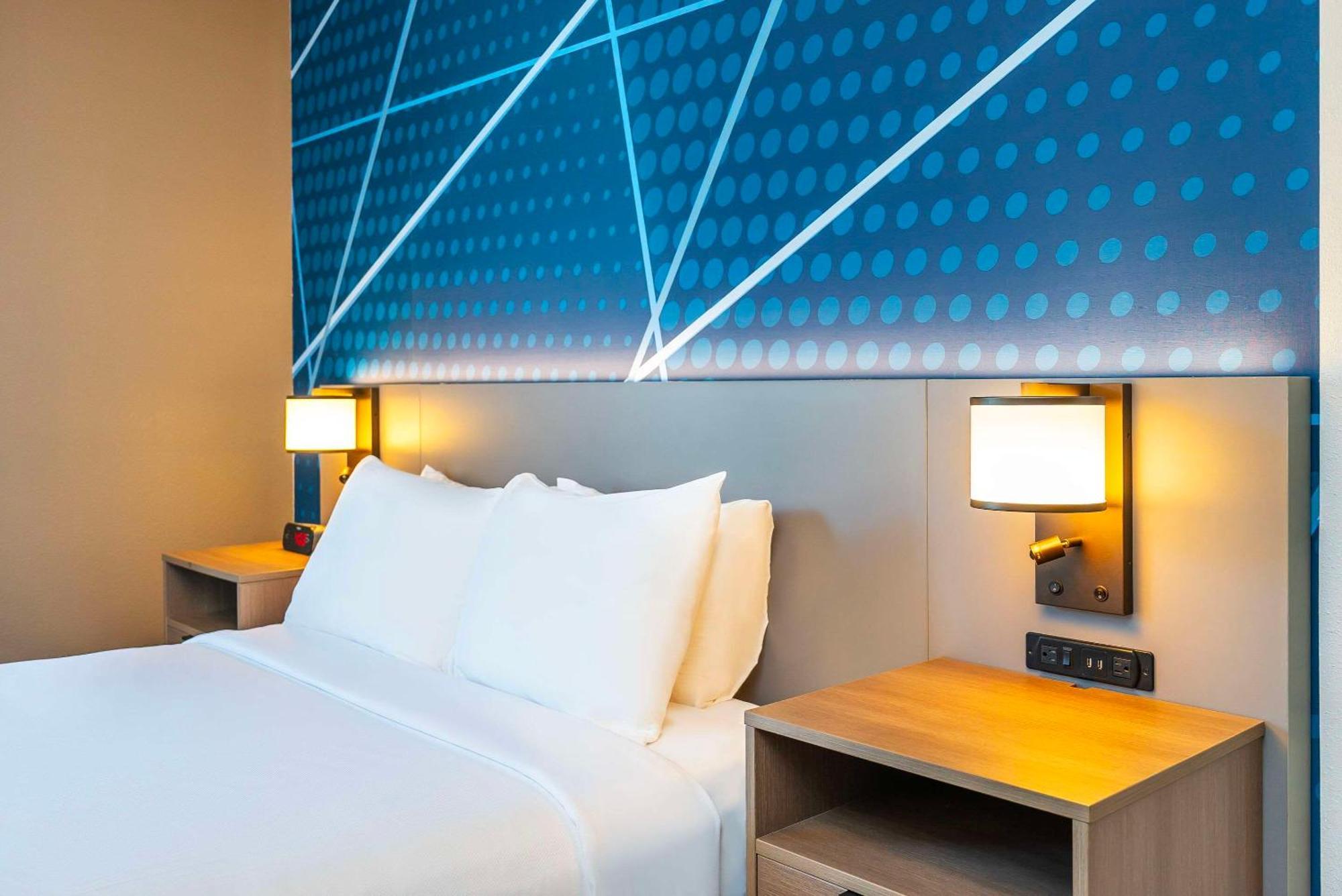 Comfort Suites Келоуна Екстериор снимка