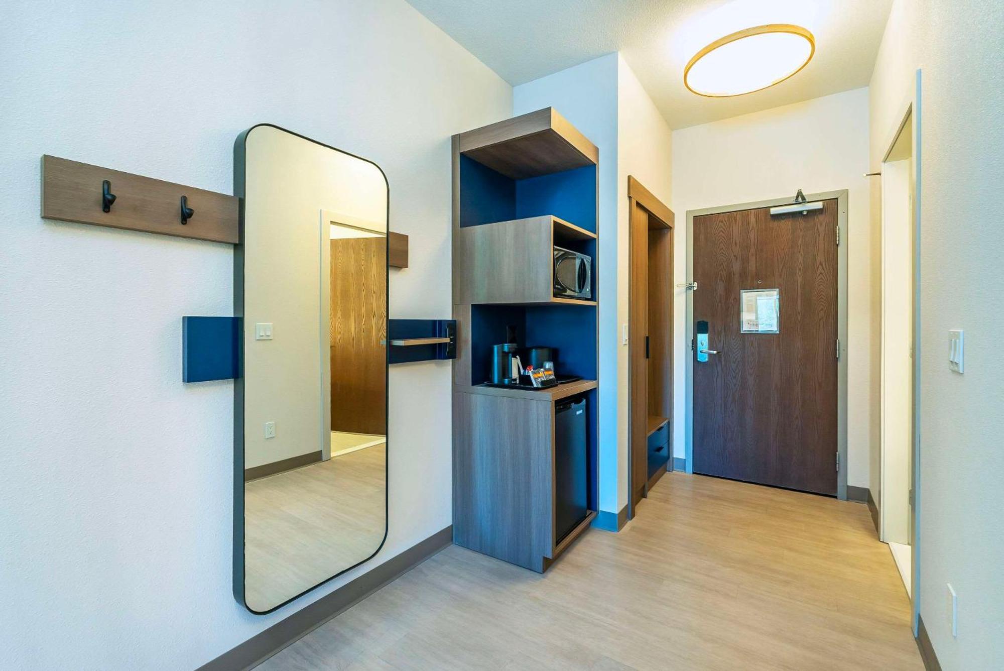Comfort Suites Келоуна Екстериор снимка