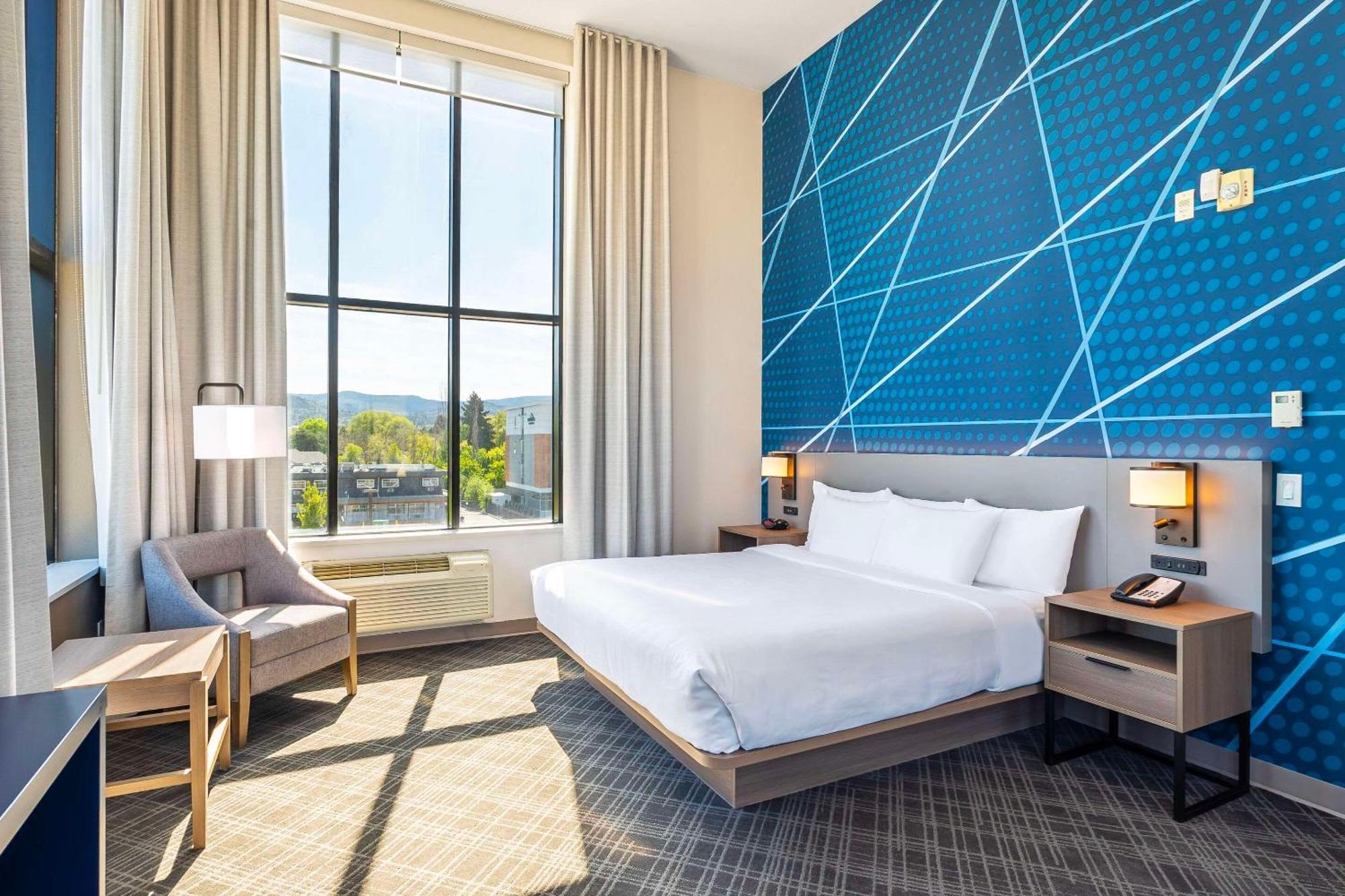 Comfort Suites Келоуна Екстериор снимка