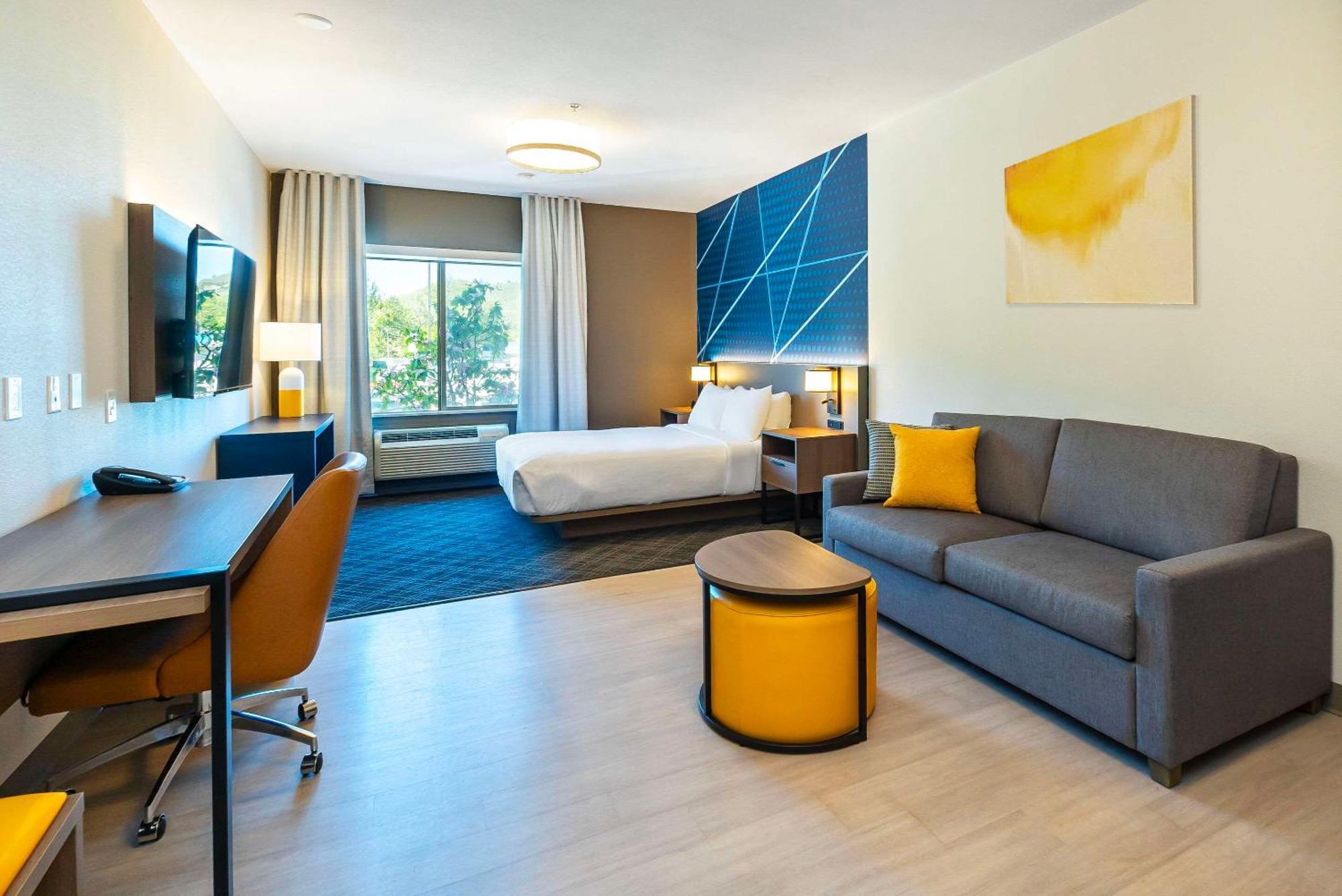 Comfort Suites Келоуна Екстериор снимка