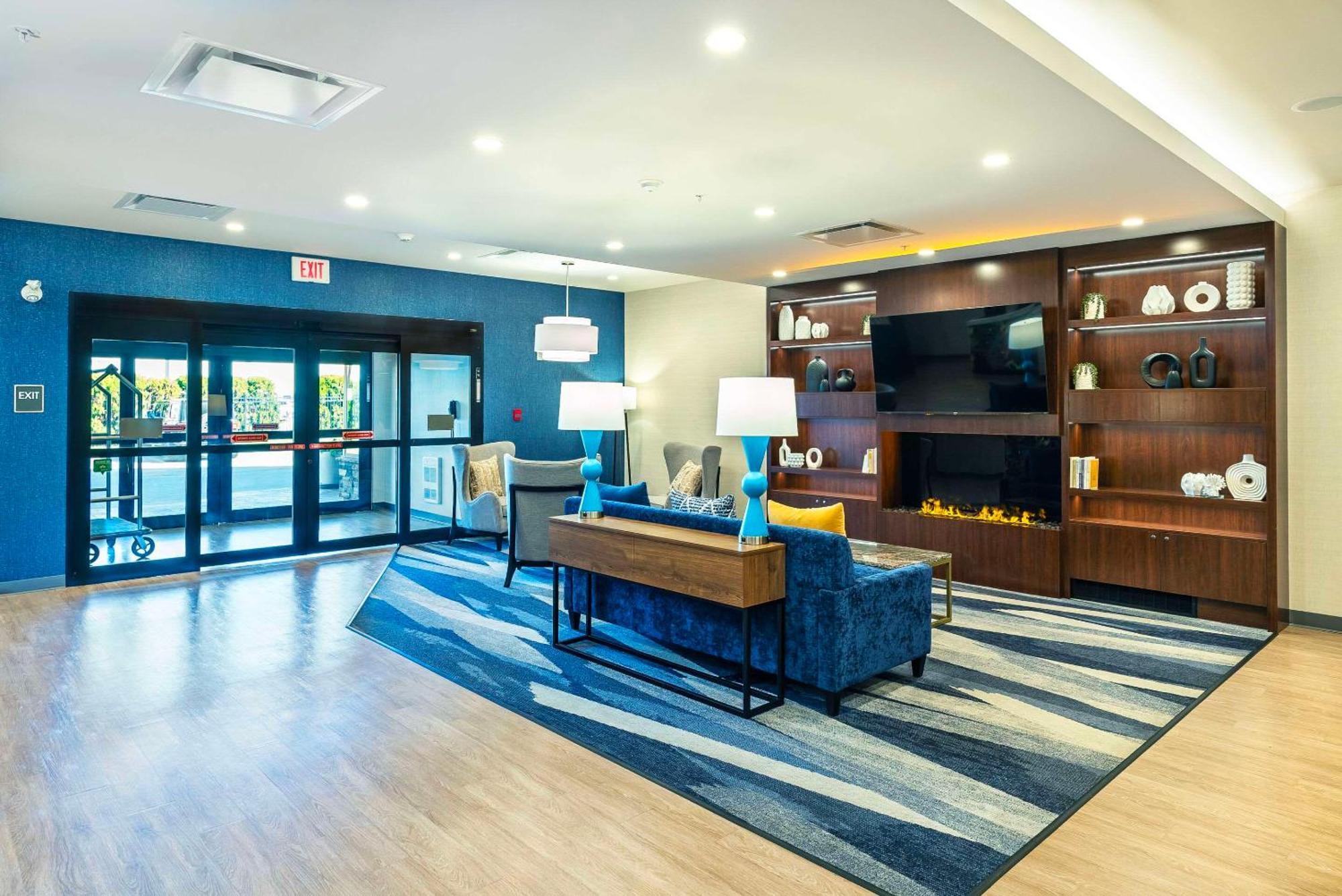 Comfort Suites Келоуна Екстериор снимка