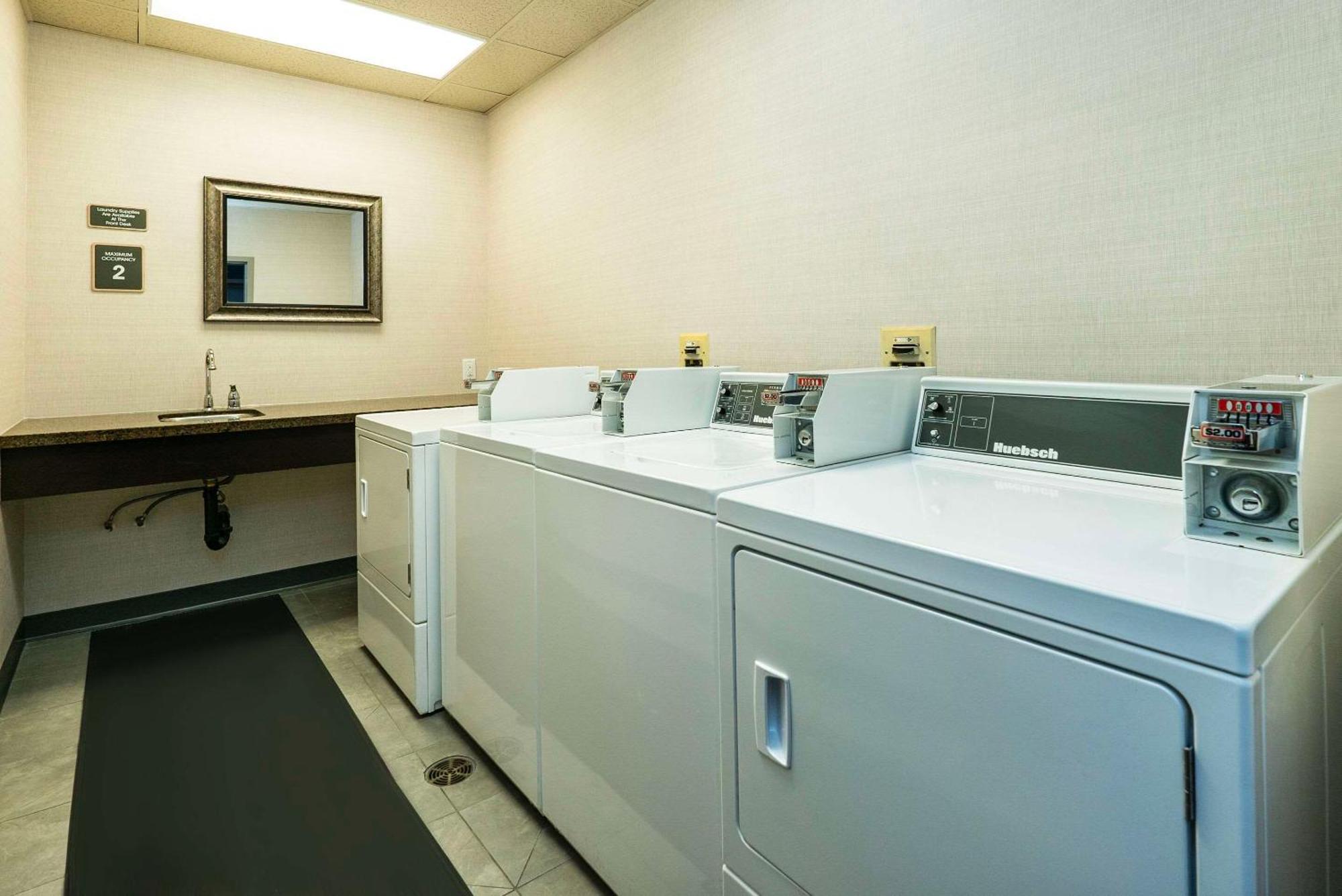 Comfort Suites Келоуна Екстериор снимка