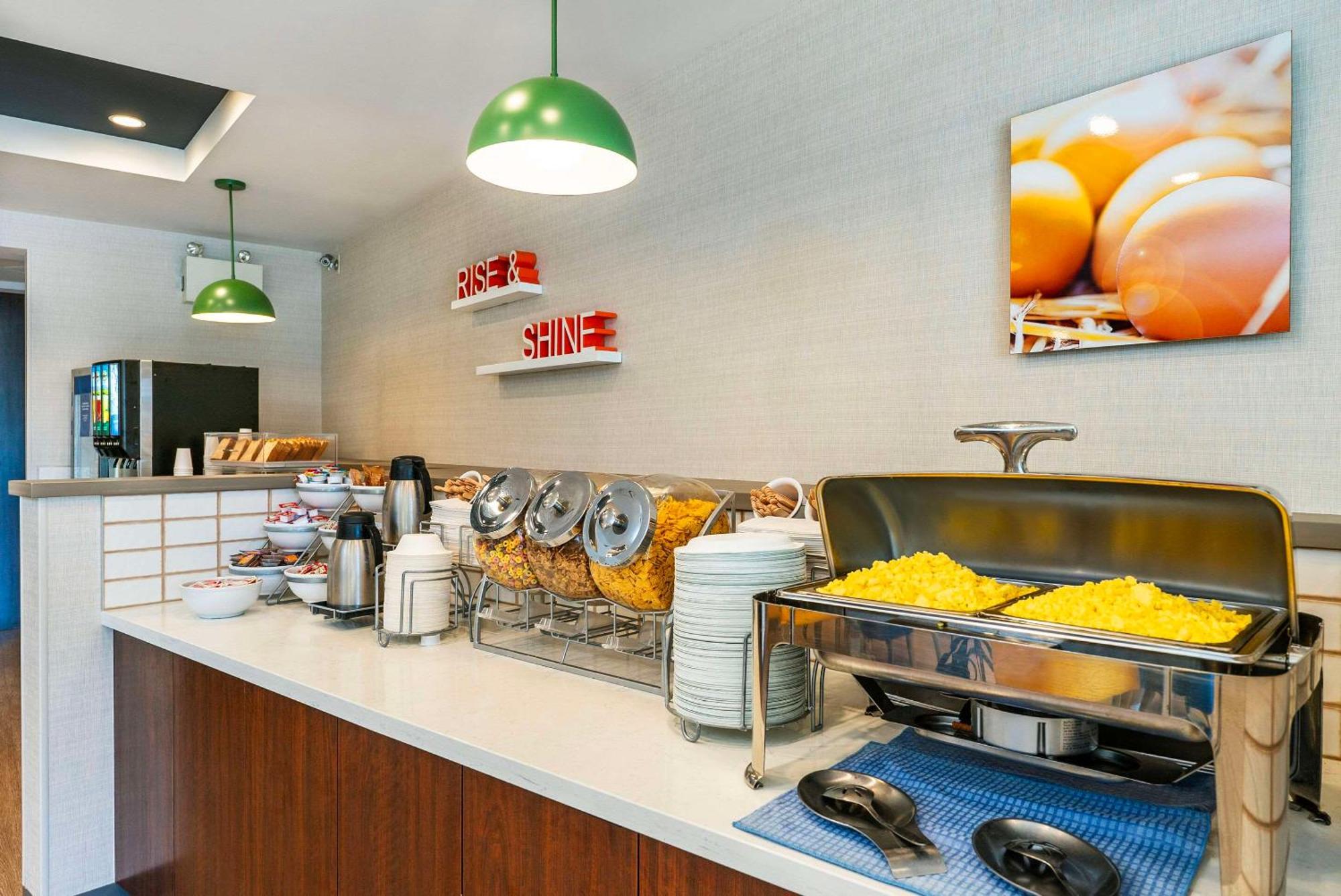 Comfort Suites Келоуна Екстериор снимка