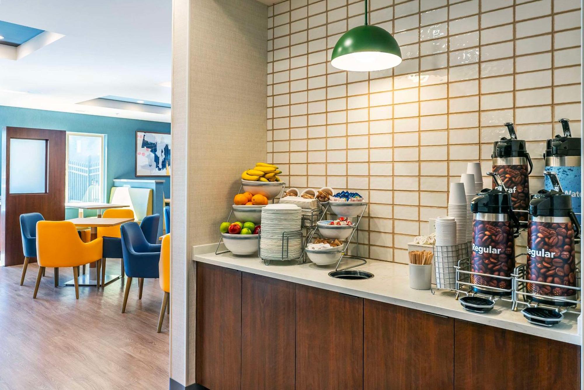 Comfort Suites Келоуна Екстериор снимка