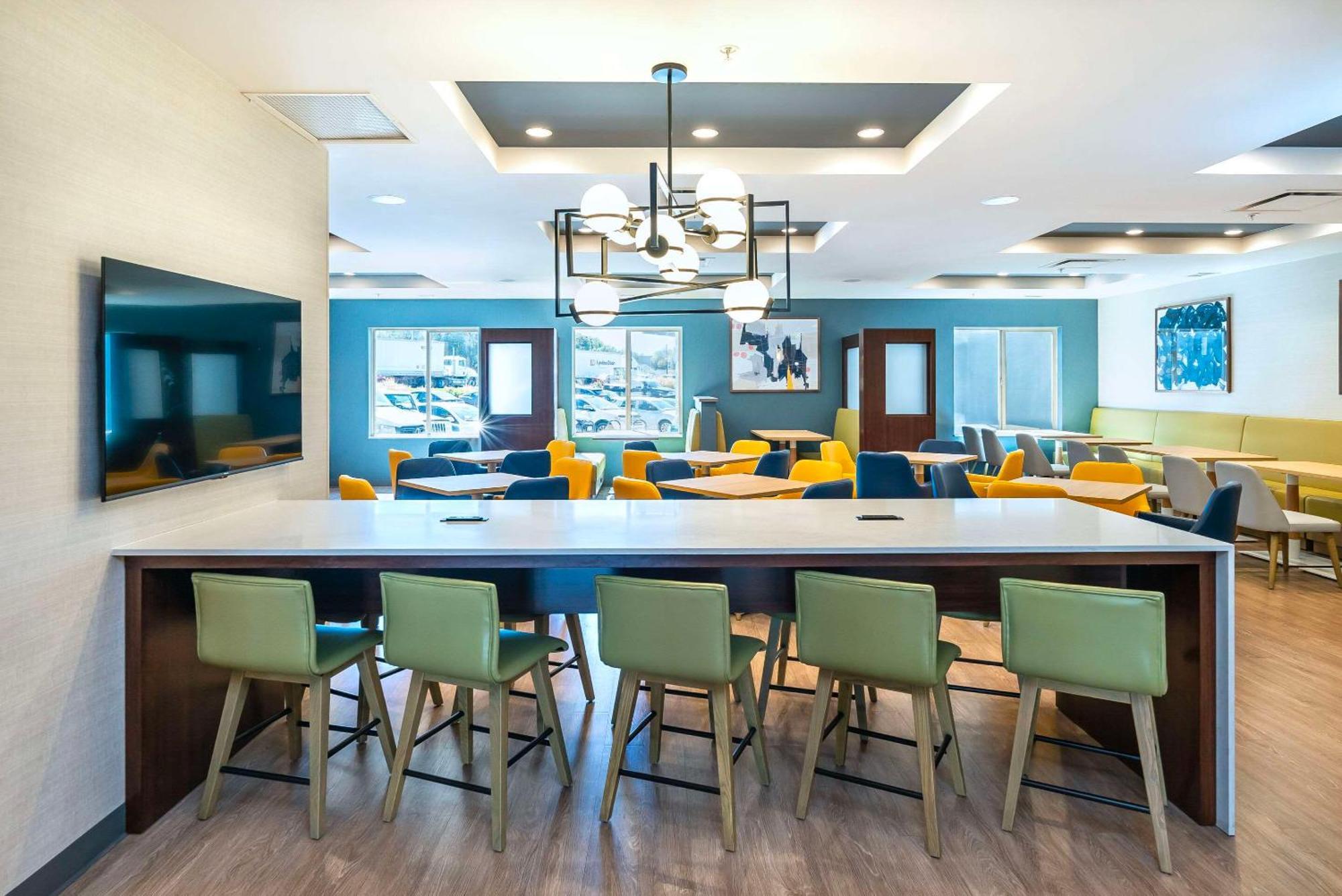 Comfort Suites Келоуна Екстериор снимка