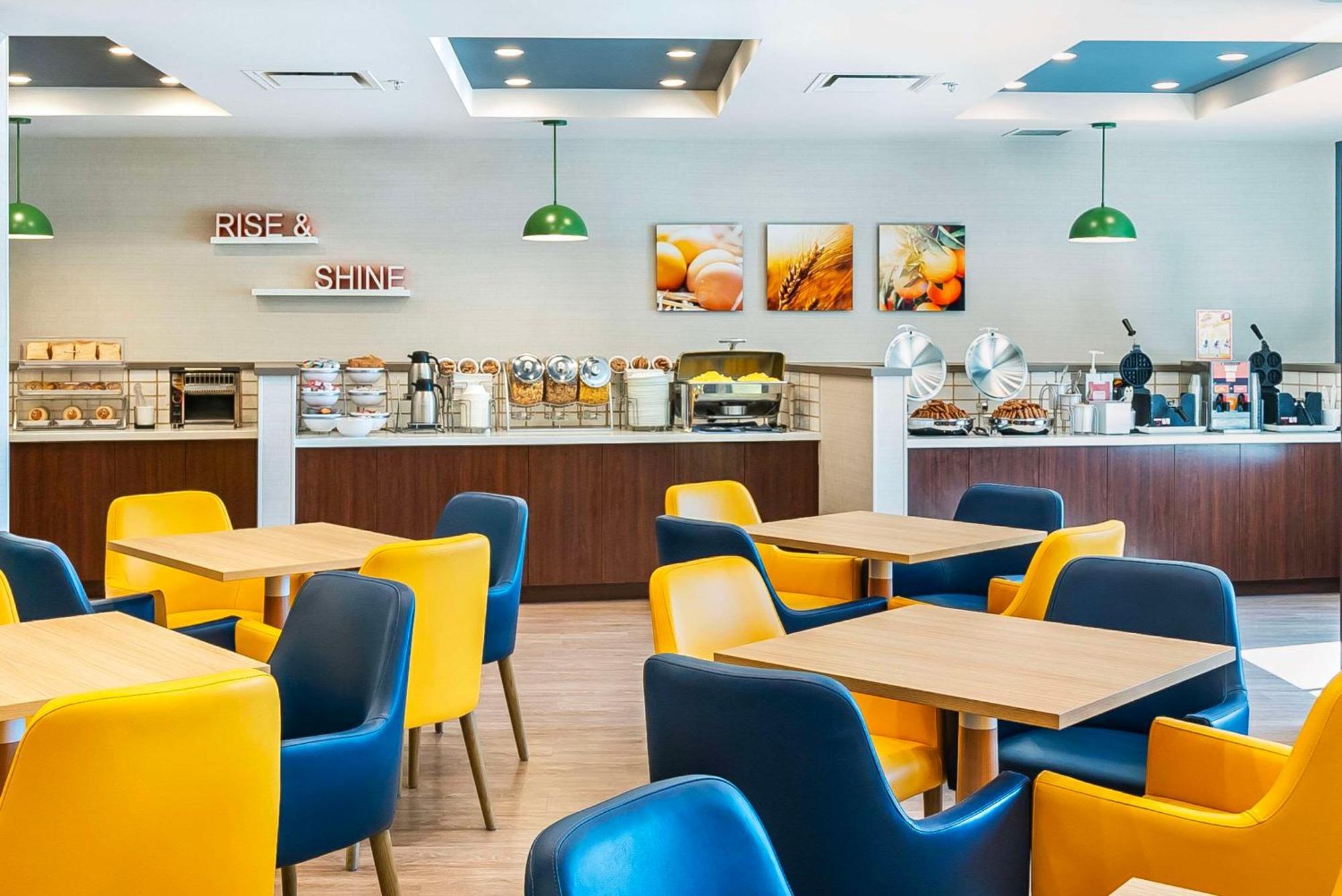Comfort Suites Келоуна Екстериор снимка