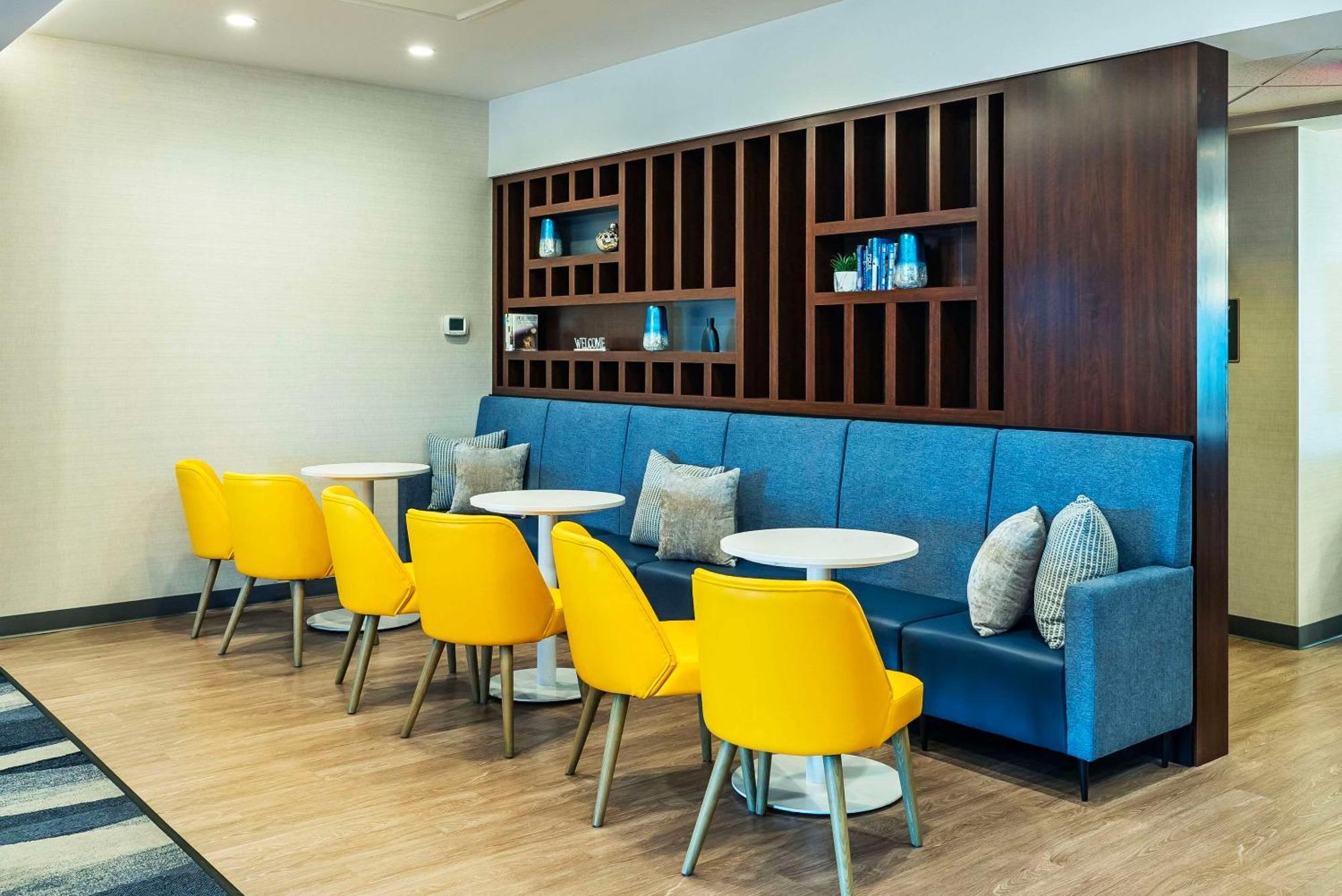 Comfort Suites Келоуна Екстериор снимка