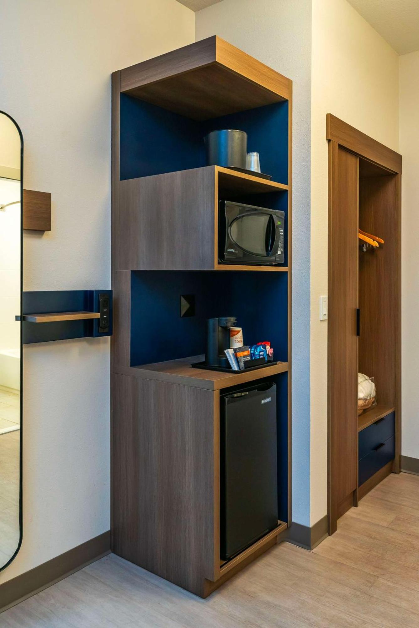 Comfort Suites Келоуна Екстериор снимка