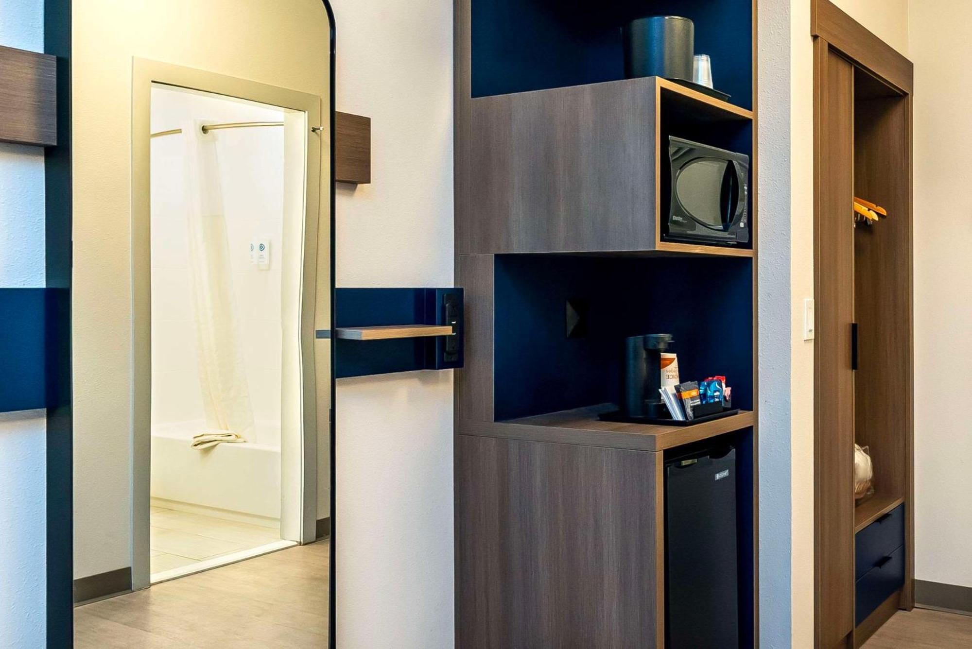 Comfort Suites Келоуна Екстериор снимка