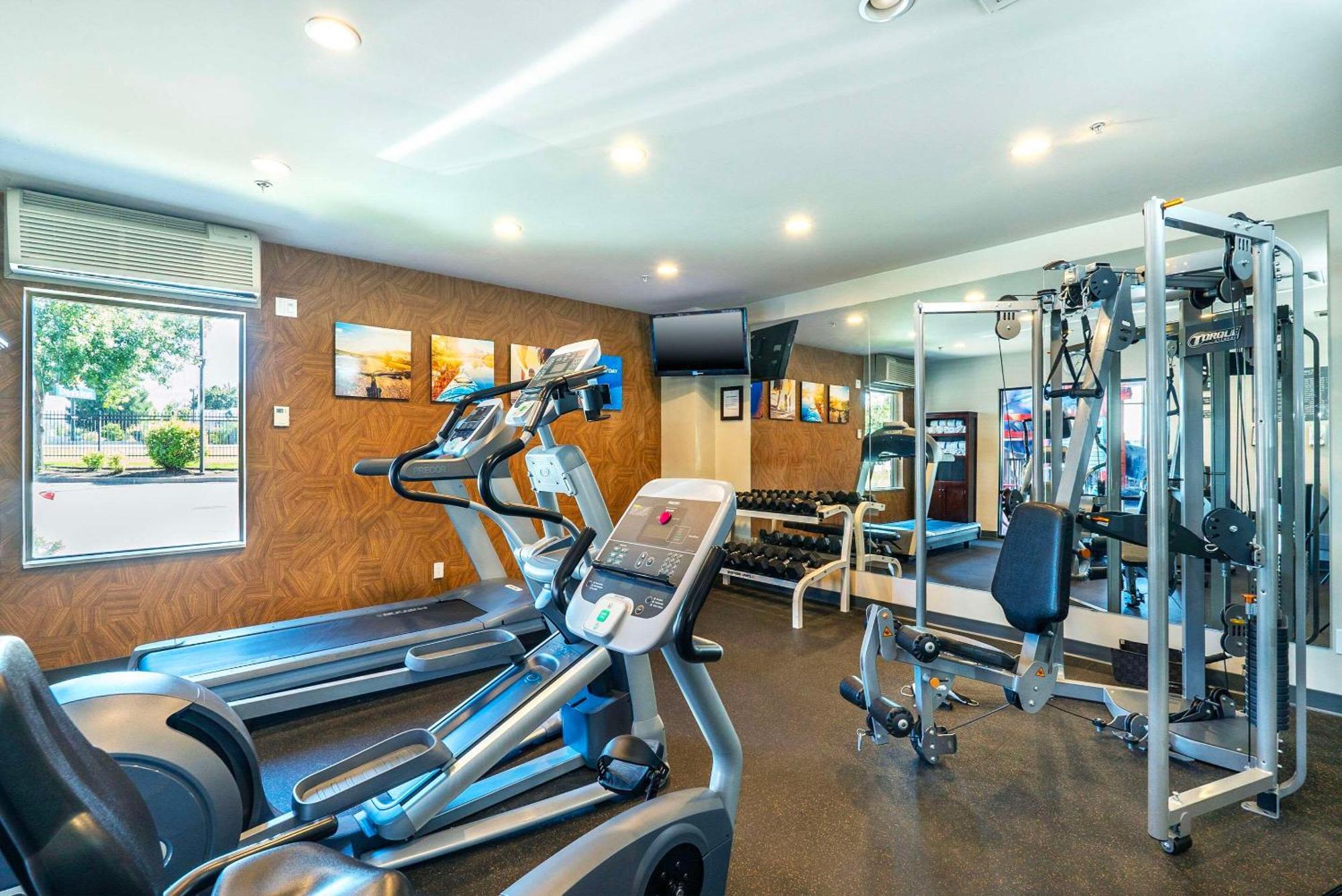 Comfort Suites Келоуна Екстериор снимка