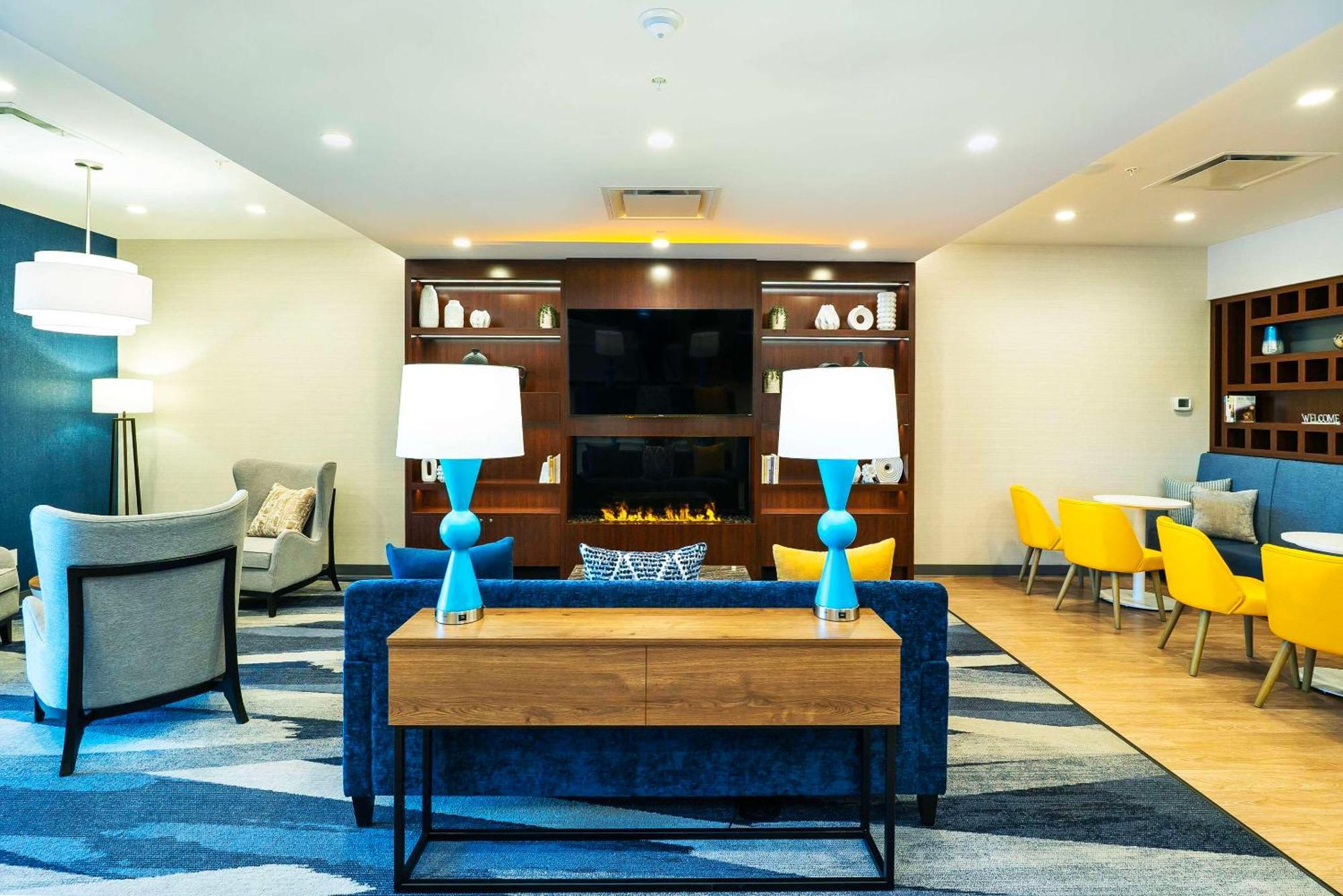 Comfort Suites Келоуна Екстериор снимка